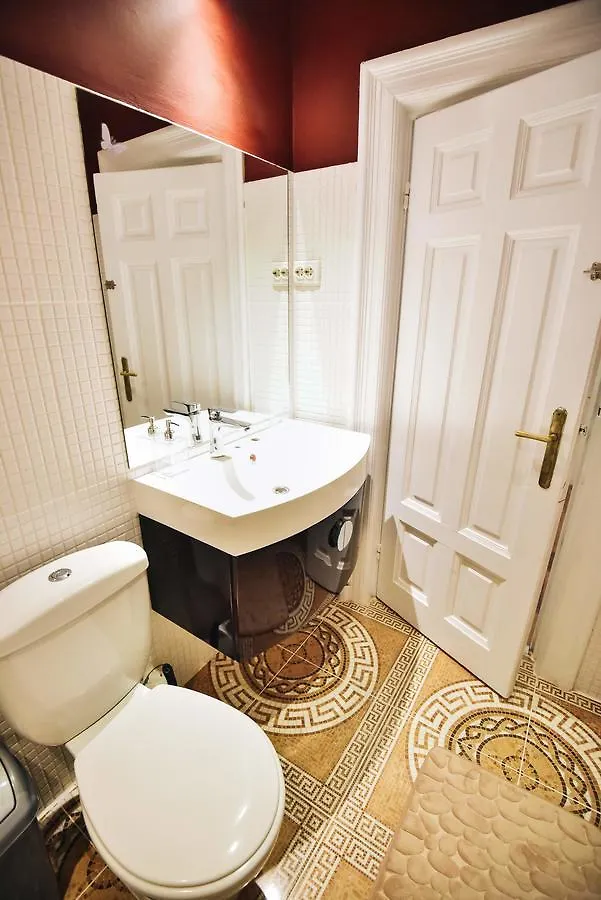 Queen Elizabeth Residence Bucureşti 0*,  România